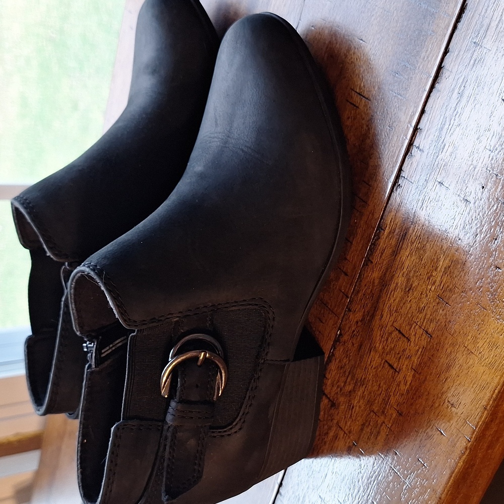 Clarks Women's Adreena Field Ankle Boot. Size 8